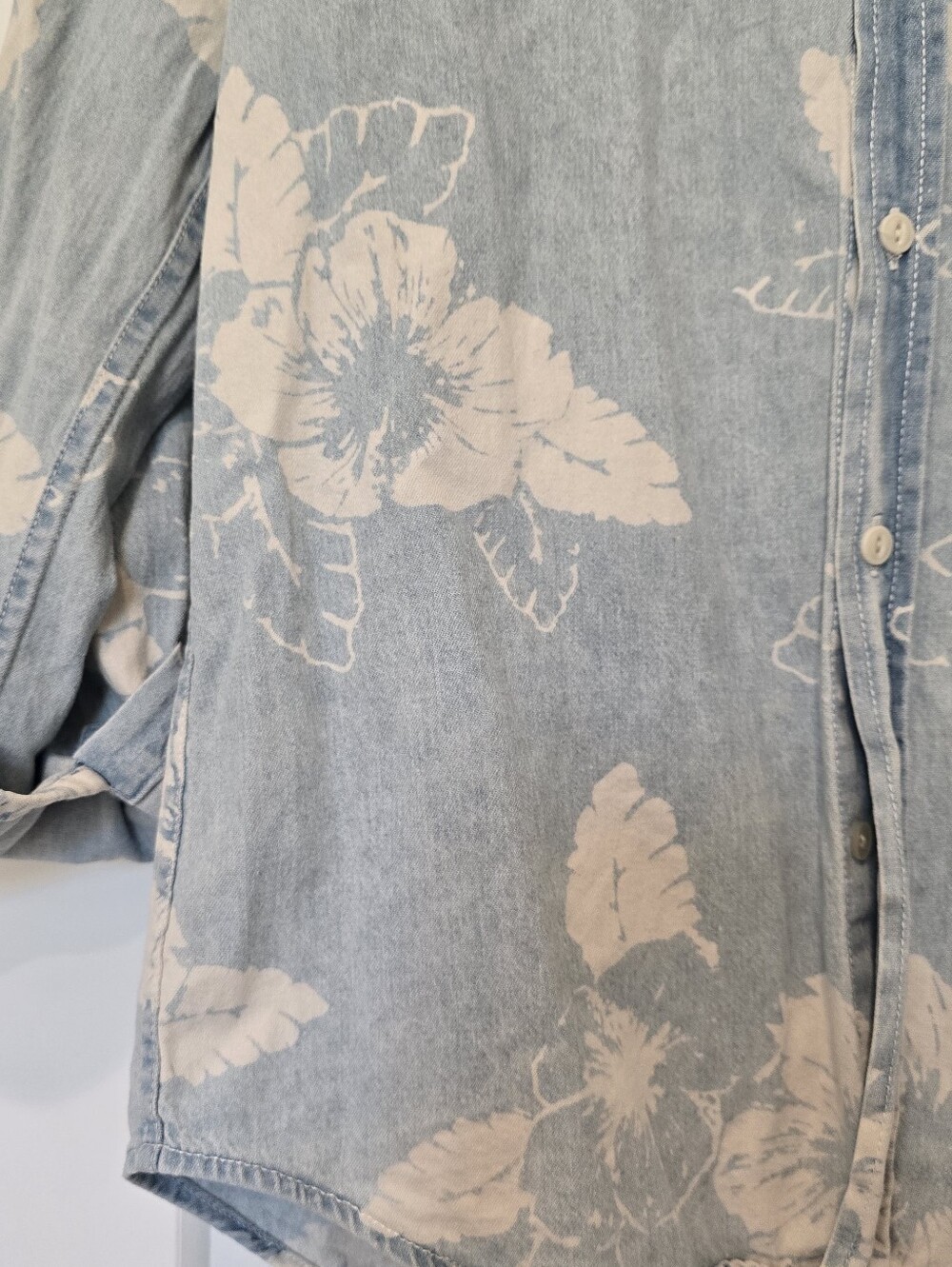 Chambray Floral Button-Up Shirt Light Blue Denim W White Tropical Print Cotton - Picture 4 of 7
